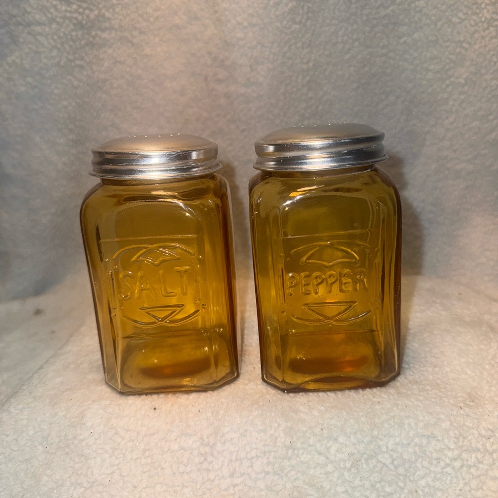 Vtg / Retro looking Amber glass salt and pepper shaker